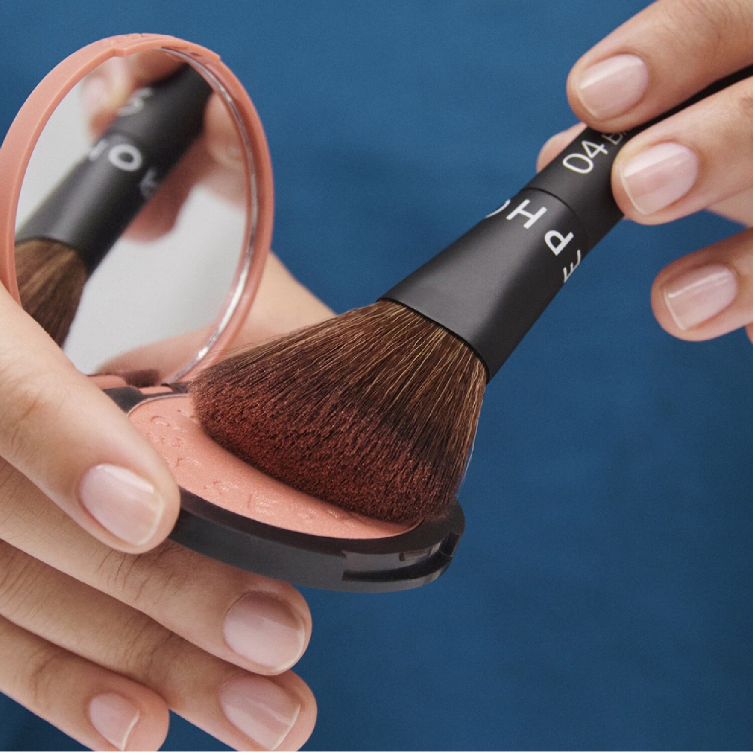 THE CHEEK BRUSH-24 04 (BROCHA PARA MEJILLAS)